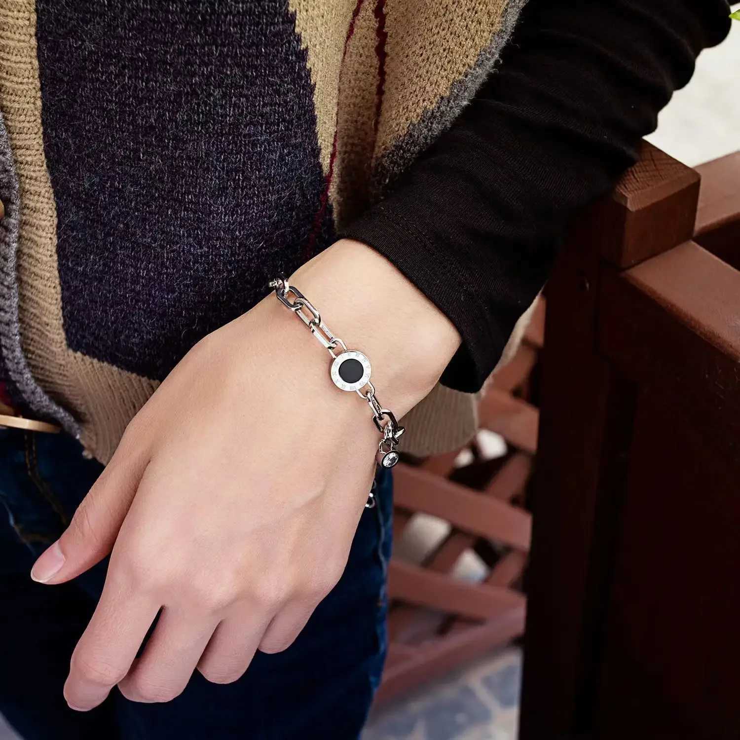 Luxury Gold Color Stainl Steel Crystal Pendant Bracelet for Women 2024 New Tren Circle Roman Numerals Bangle Party JewelryXJ241214