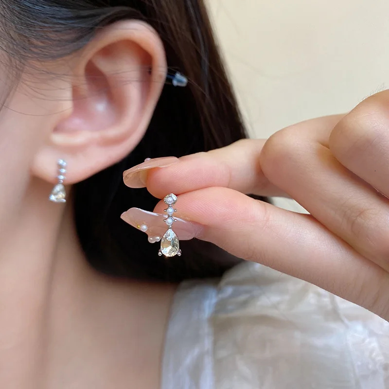 Simple Temperament Teardrop-Shaped Zircon Earrings For Women Mini High-End Earrings Jewelry 241214