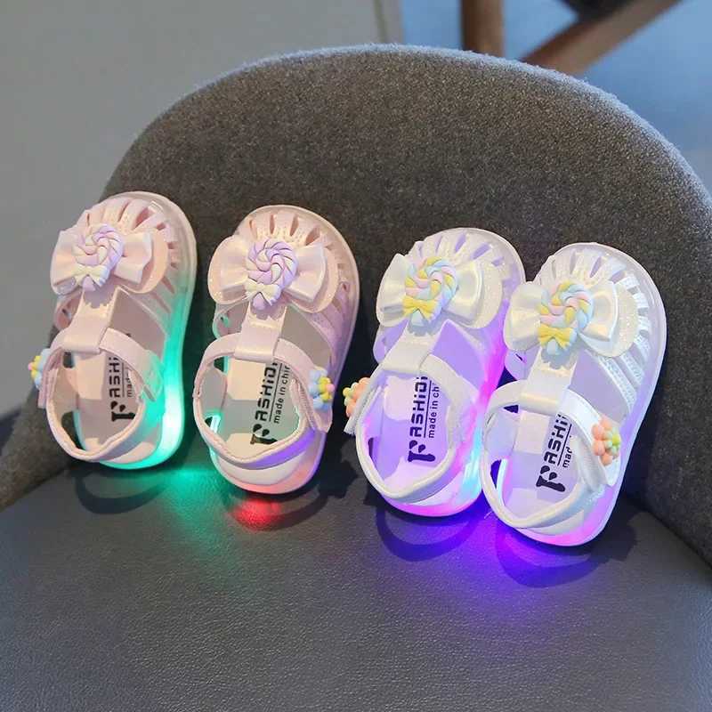 Sandals Summer LED Light Baby Girl Sandals Fashion Cute Candy Flower Soft Sole Toddler Shoes Kids Hollow Out Glowing Up Princess Sandals H241213