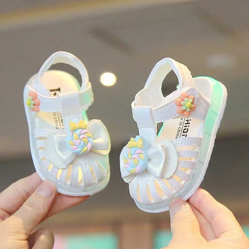 Sandals Summer LED Light Baby Girl Sandals Fashion Cute Candy Flower Soft Sole Toddler Shoes Kids Hollow Out Glowing Up Princess Sandals H241213