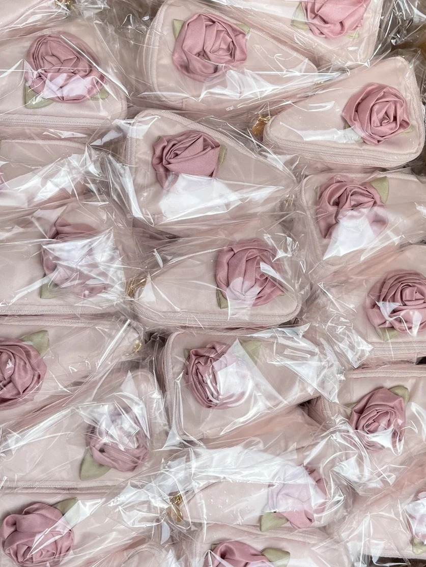 Home>Products>Japanese Style>Strawberry Powder>Small Flower Makeup>Handheld Gift Wedding Bag>Cake shaped Girl Makeup Bag 241212