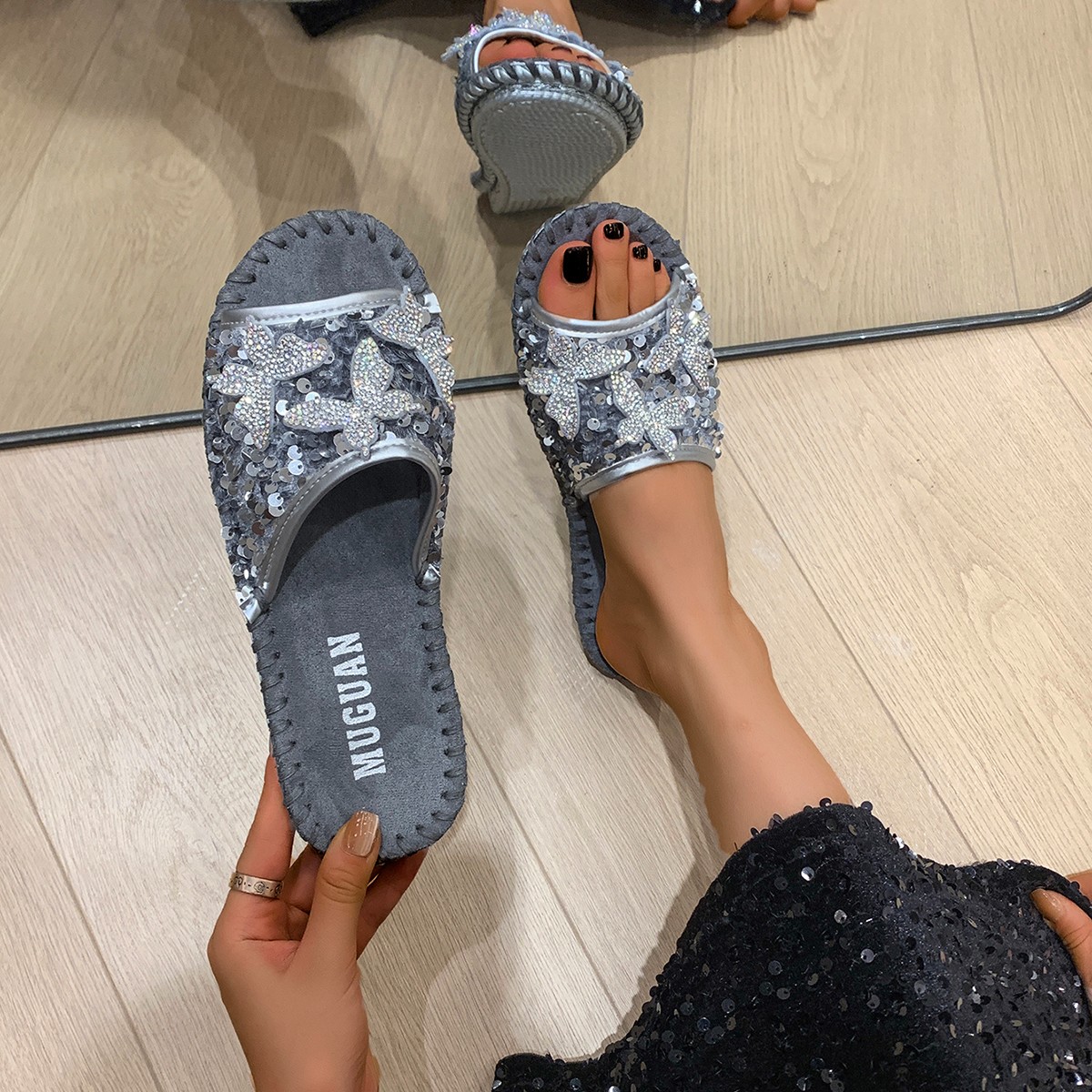 Luxury open toed women's slippers summer shoes sweet and lightweight casual flat shoes crystal butterfly decoration designer outdoor sandals beac