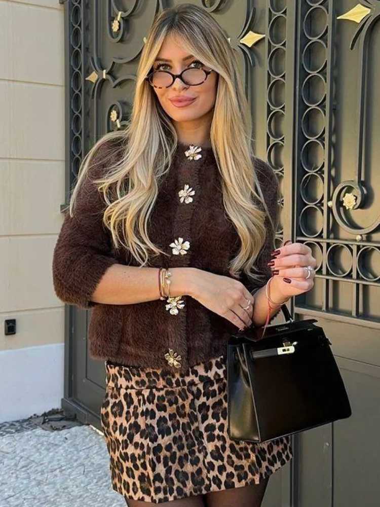 2024 New Flower Button Short Artificial Fur Knitted Jacket for Women Unique Thick and Slim fit O-neck Fur Coat for Women High end T-shirt X241214