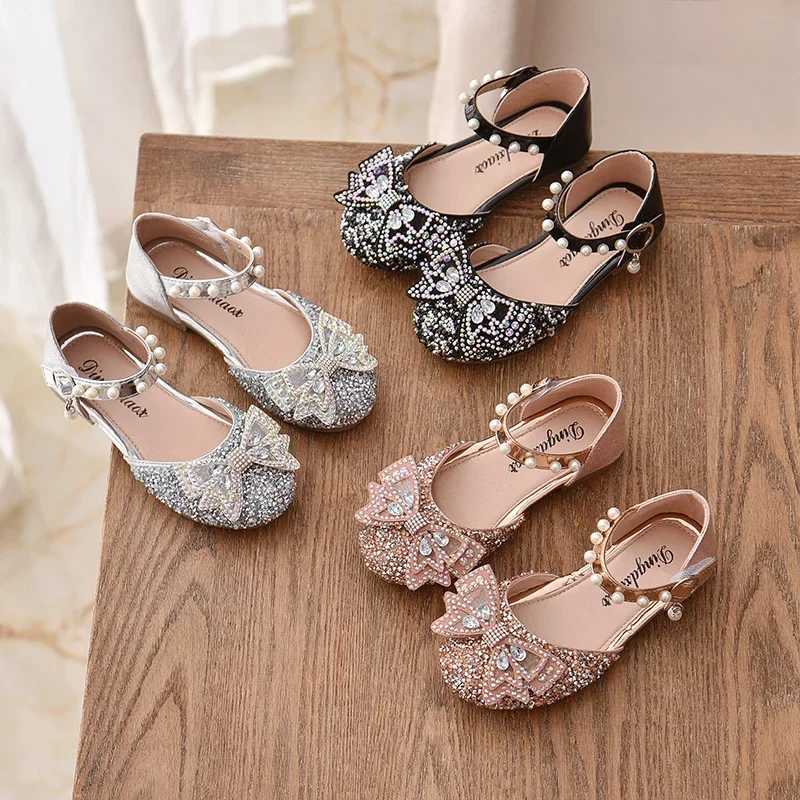 Sandals New Children Princess Shoes Baby Girls Flat Bling Leather Sandals Fashion Rhinestone Soft Kids Dance Party Sparkly Shoes H06291 H241213