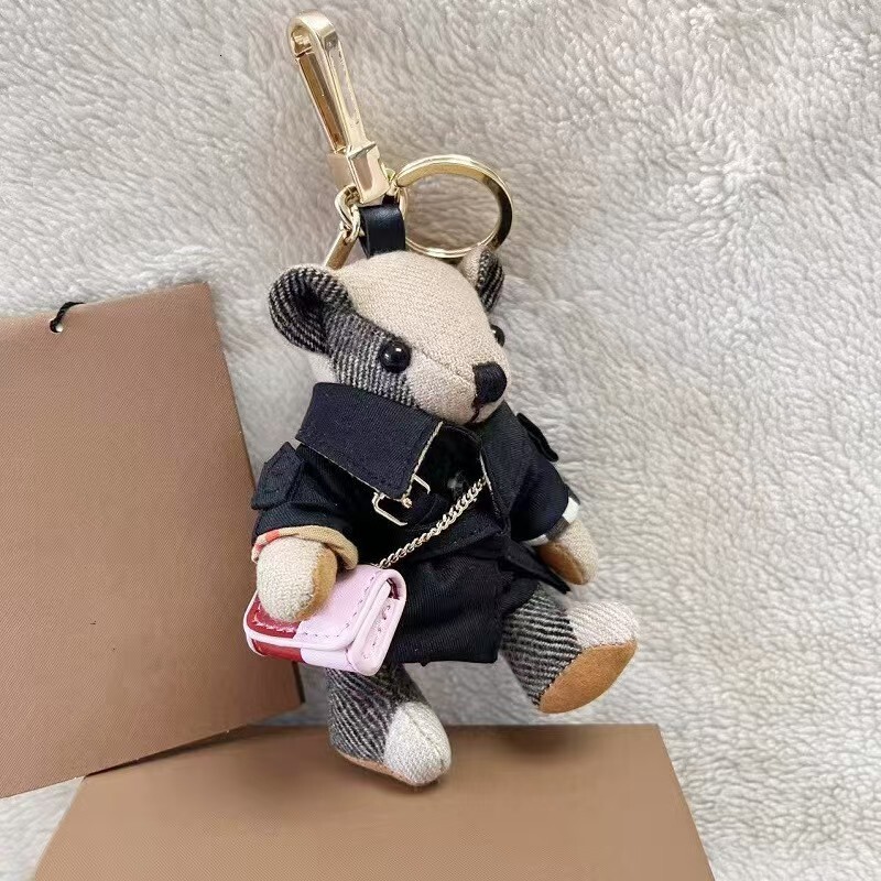 Keychains Charms Lanyards for Keys Stylish Trench Coat Bear Keyring Stainless Steel Bag Charm Classic Fashion Chains for Key Holding L250928YWWD