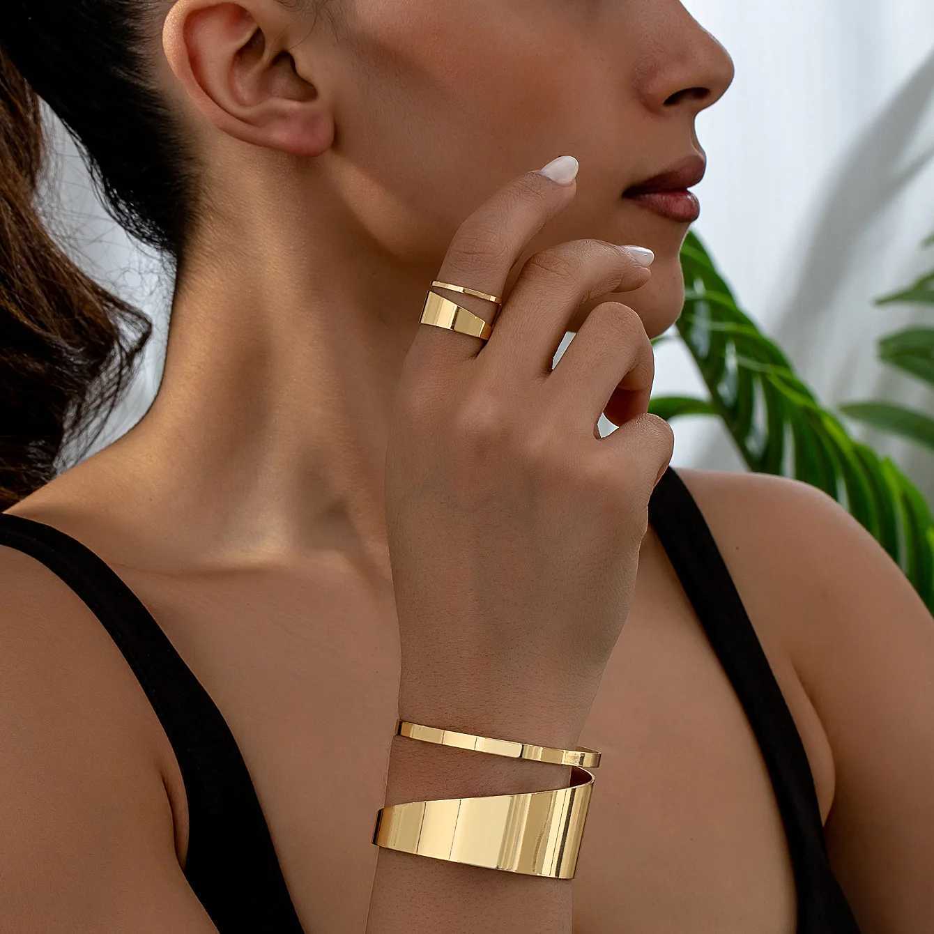 Simple and Fashionable Hollow Ring Bracelet Personalized Design Fashion Open Bracelets Jewelry Gift 2024 New AccoriesXJ241214