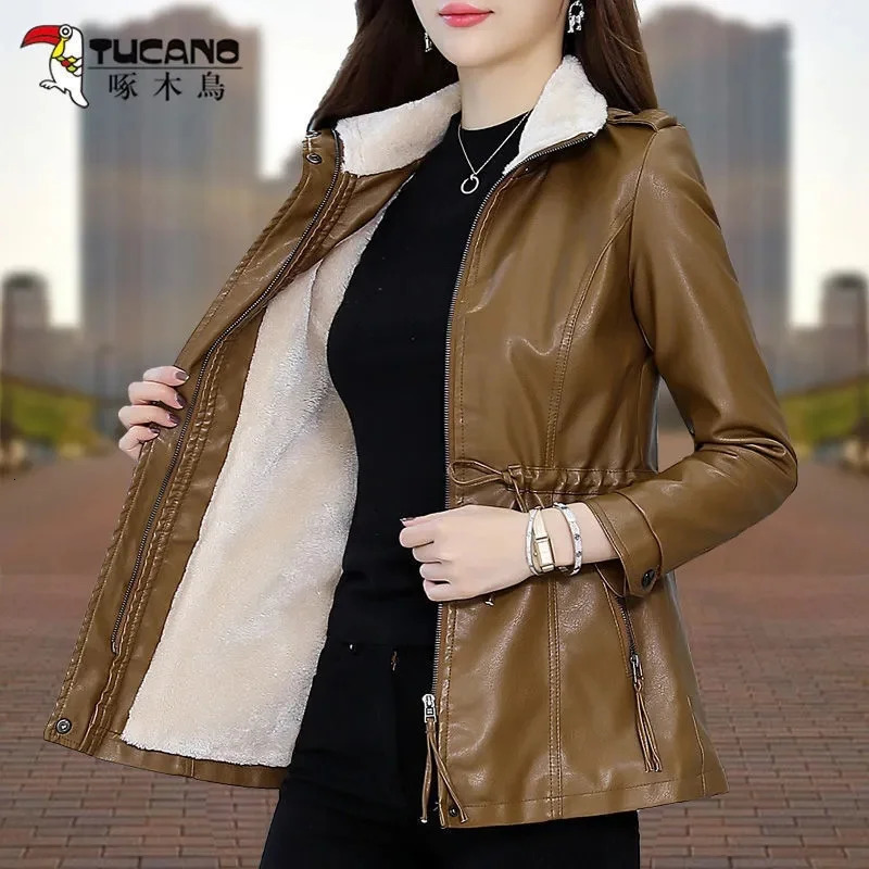Leather and fur integrated motorcycle jacket suitable for winter women thick plush sheepskin jacket medium length jacket 241210