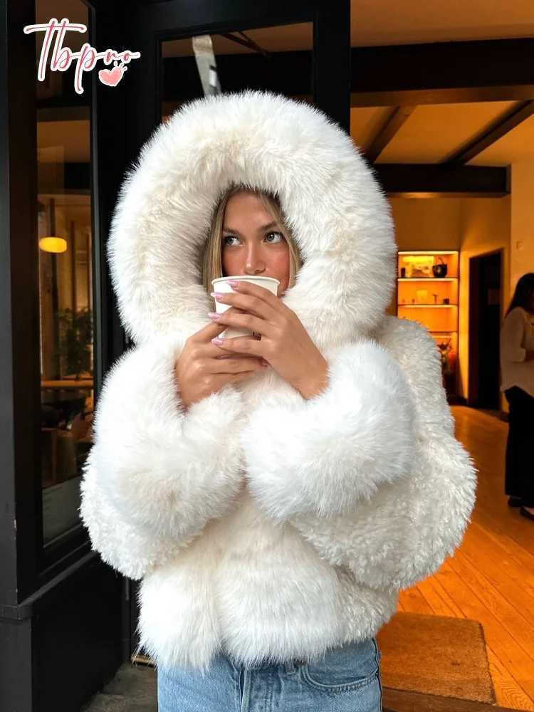 Fashionable white womens cut synthetic fur leather jacket with hood stylish thick fluffy plush short jacket winter hot womens T-shirt X241214