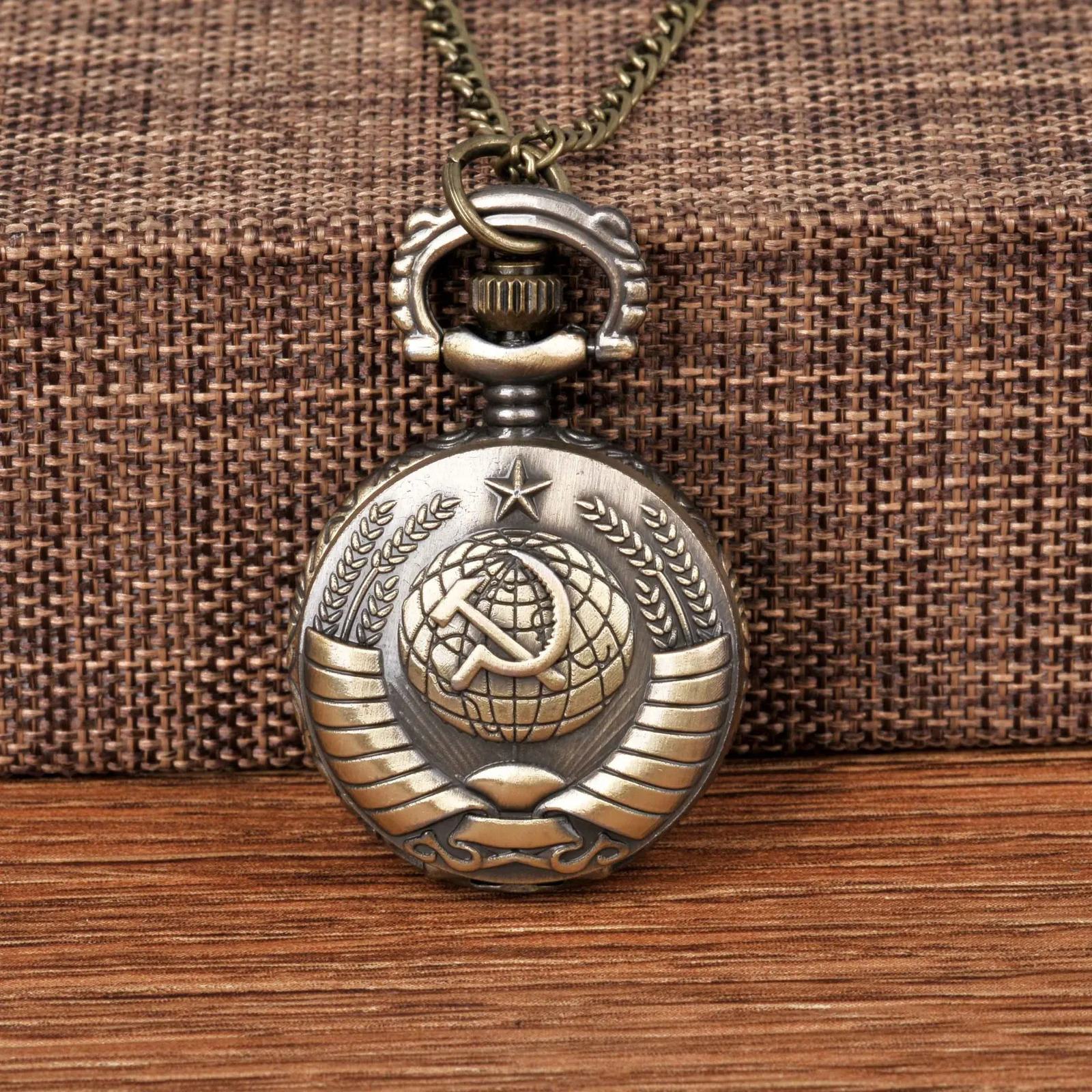 Retro Soviet Emblem Scythe Hammer Pocket Watch Necklace Bronze Pendant Chain Quartz Clock Fashion Womens Gift 241212