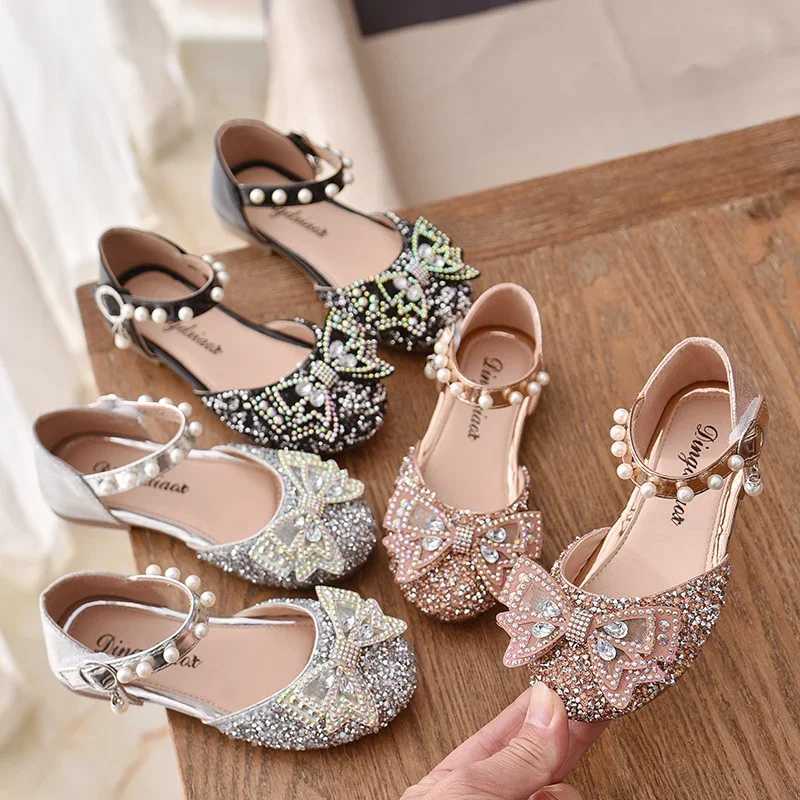 Sandals New Children Princess Shoes Baby Girls Flat Bling Leather Sandals Fashion Rhinestone Soft Kids Dance Party Sparkly Shoes H06291 H241213