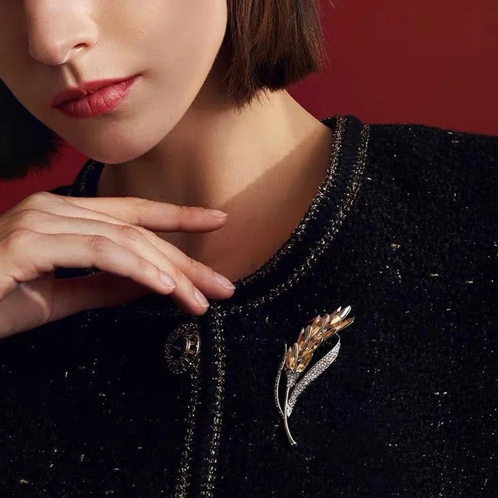 Sparkling malt elegant crystal leaf corset pin suitable for women sweater shawl jacket accessories party gifts 241210