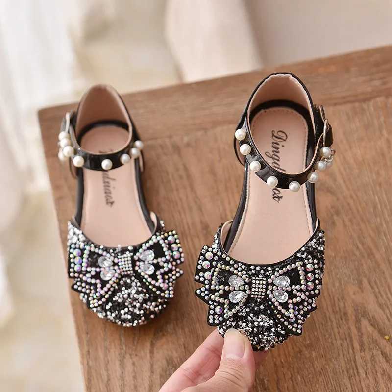 Sandals New Children Princess Shoes Baby Girls Flat Bling Leather Sandals Fashion Rhinestone Soft Kids Dance Party Sparkly Shoes H06291 H241213