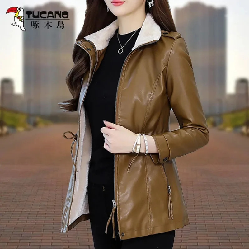 Leather and fur integrated motorcycle jacket suitable for winter women thick plush sheepskin jacket medium length jacket 241210