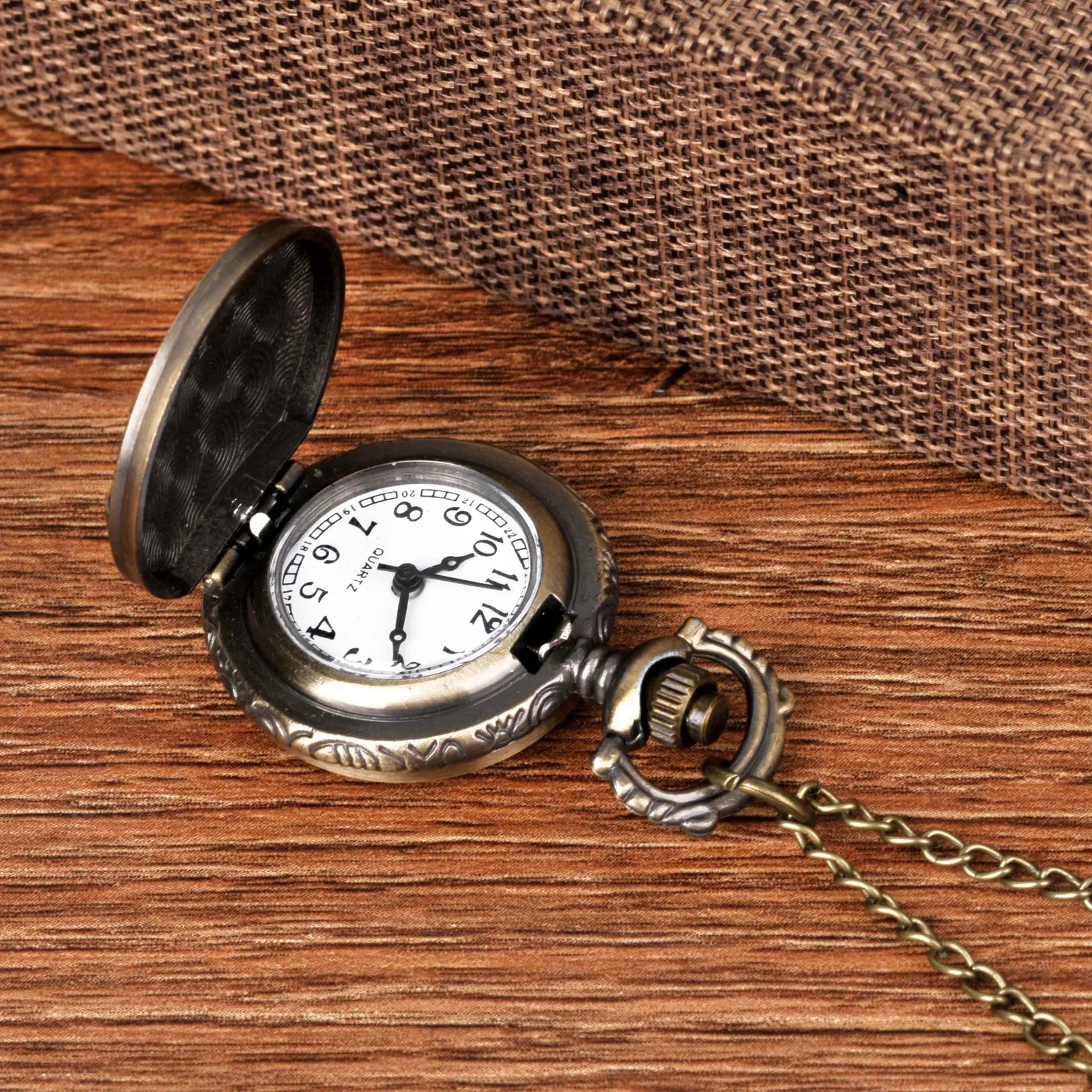 Retro Soviet Emblem Scythe Hammer Pocket Watch Necklace Bronze Pendant Chain Quartz Clock Fashion Womens Gift 241212