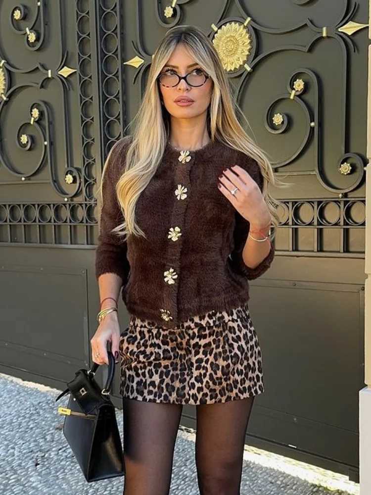 2024 New Flower Button Short Artificial Fur Knitted Jacket for Women Unique Thick and Slim fit O-neck Fur Coat for Women High end T-shirt X241214