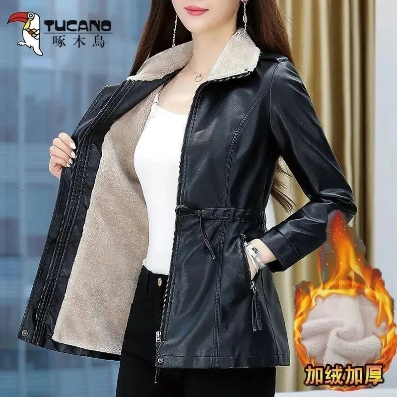 Leather and fur integrated motorcycle jacket suitable for winter women thick plush sheepskin jacket medium length jacket 241210