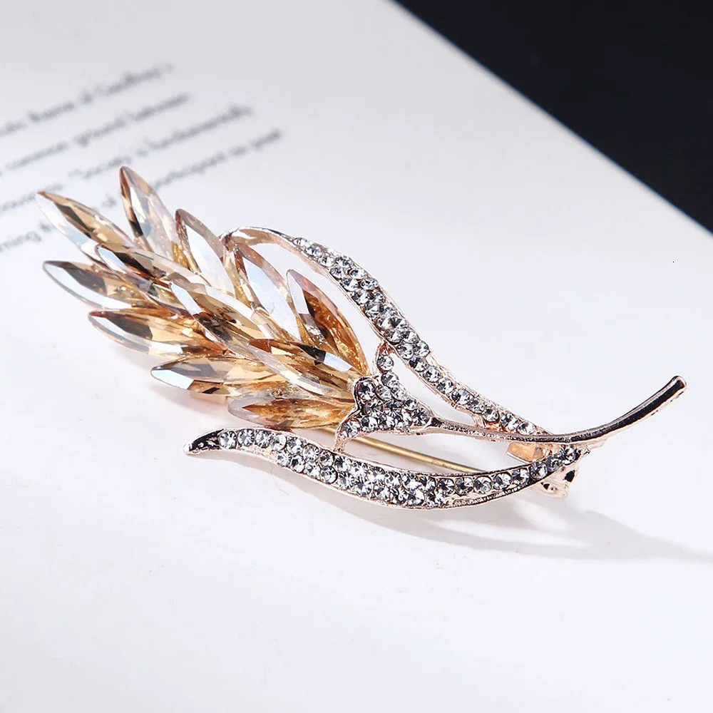 Sparkling malt elegant crystal leaf corset pin suitable for women sweater shawl jacket accessories party gifts 241210