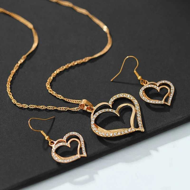 3 Pcs Set Heart Shed Jewelry Set Of Earrings Pendant Necklace For Women Exquisite Fashion Rhinestone Double Heart Jewelry SetXJ241214