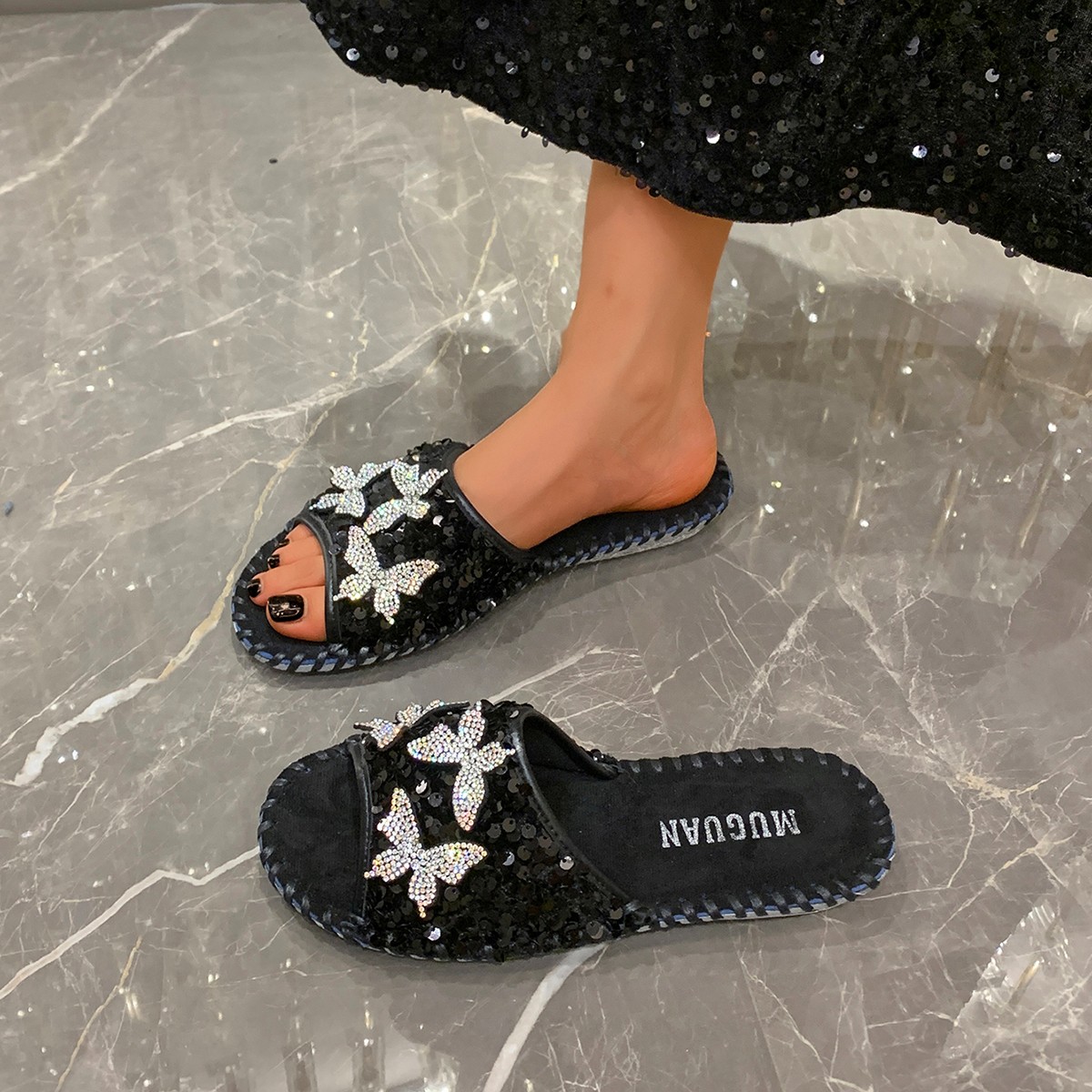 Luxury open toed women's slippers summer shoes sweet and lightweight casual flat shoes crystal butterfly decoration designer outdoor sandals beac