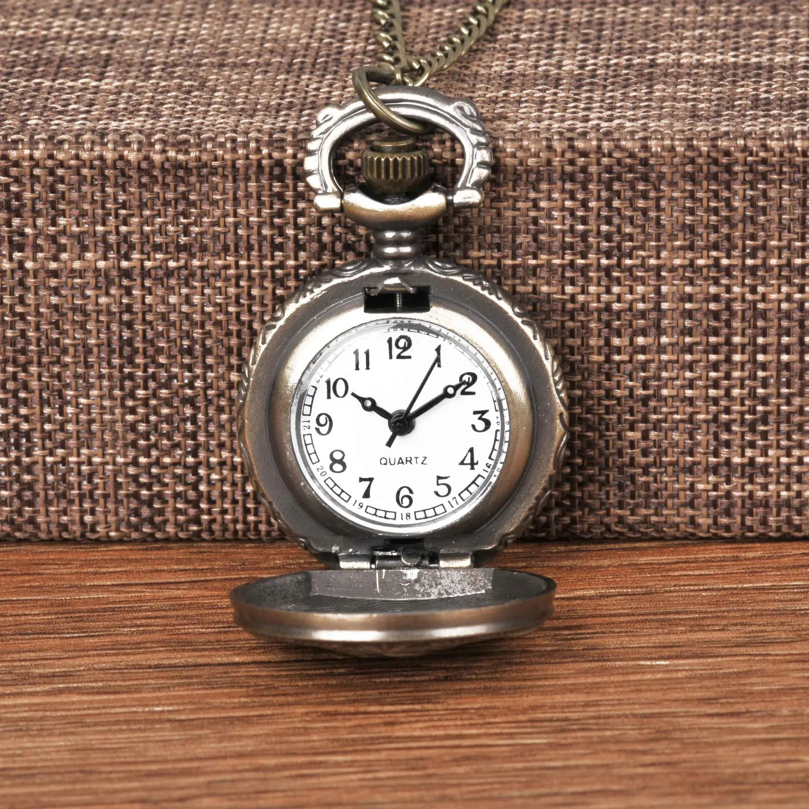Retro Soviet Emblem Scythe Hammer Pocket Watch Necklace Bronze Pendant Chain Quartz Clock Fashion Womens Gift 241212