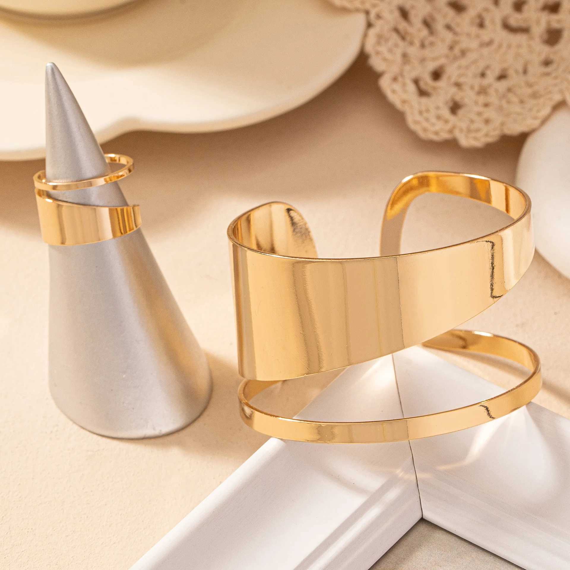 Simple and Fashionable Hollow Ring Bracelet Personalized Design Fashion Open Bracelets Jewelry Gift 2024 New AccoriesXJ241214