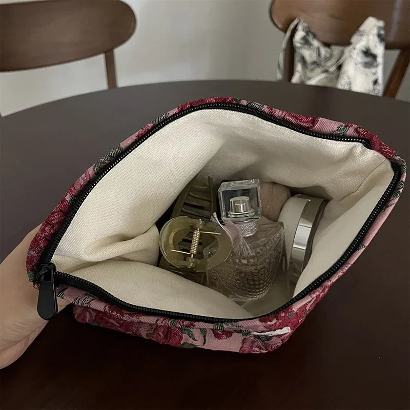 Fashion Girl Crimson Makeup Bag Jacquard Flower Womens Makeup Bag Womens Comfort Clutch Phone Sanitary Napkin Bag 241212