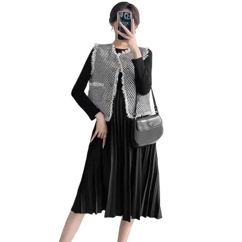 Fashion Materni Dress for Autumn Long Sleeve O-neck High Waist Black Elegant Pregnant Woman Pleated Dress Long Velour DressesXJ241213
