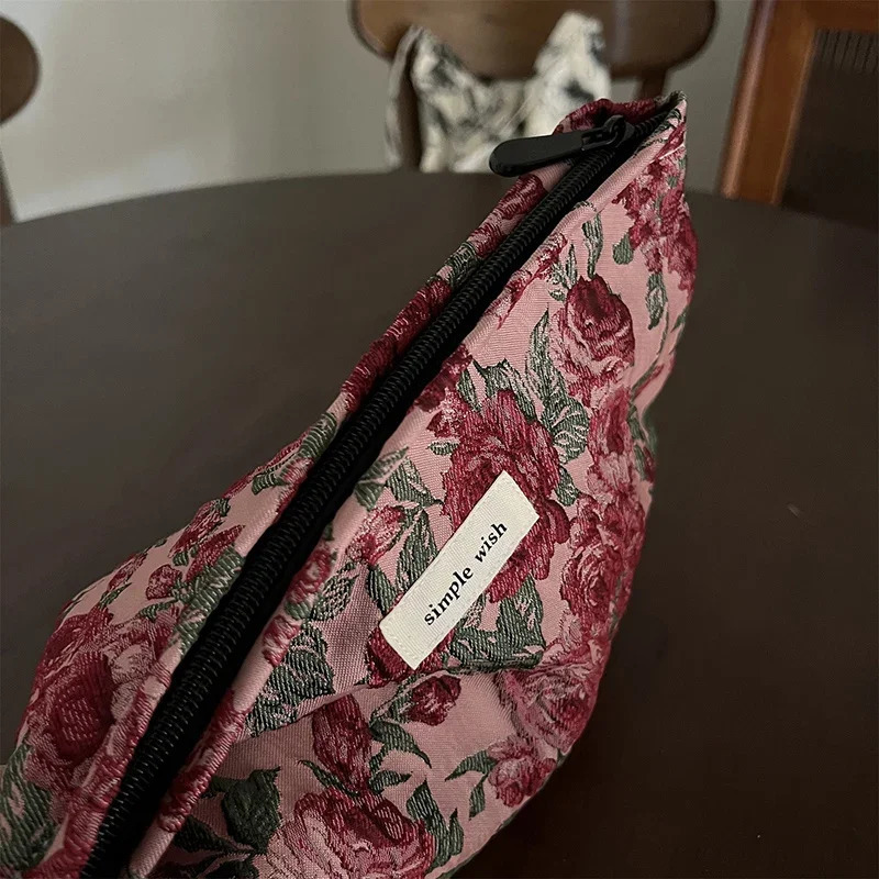 Fashion Girl Crimson Makeup Bag Jacquard Flower Womens Makeup Bag Womens Comfort Clutch Phone Sanitary Napkin Bag 241212