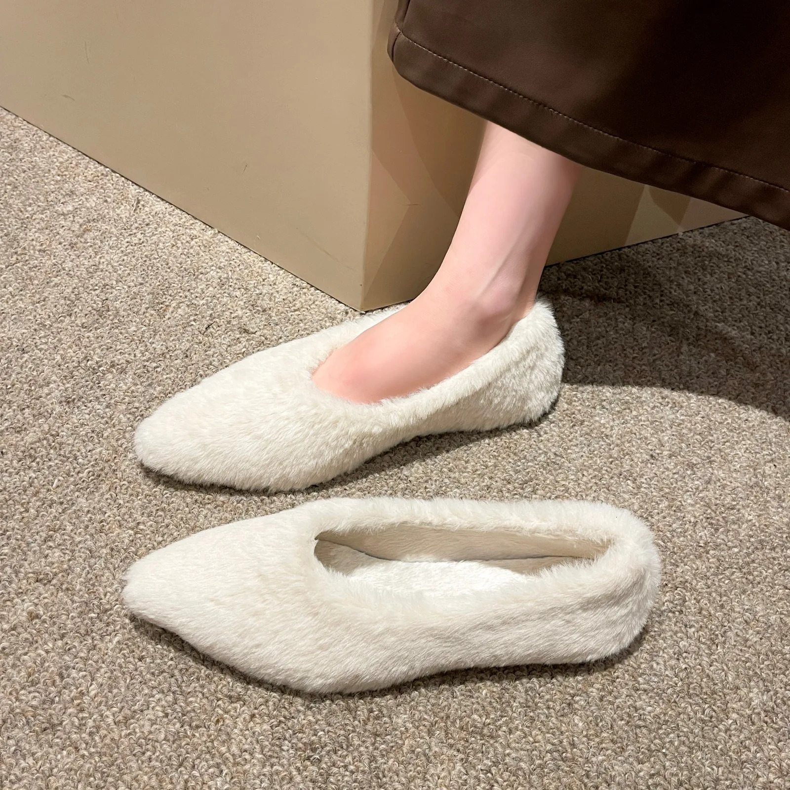 Fashion Pointed Toe Fur Ballet Flat Woman Winter Warm Plush Shallow Loafer Ladies Concise Furry Heeled Dress Shoes Womens Shoes 241213