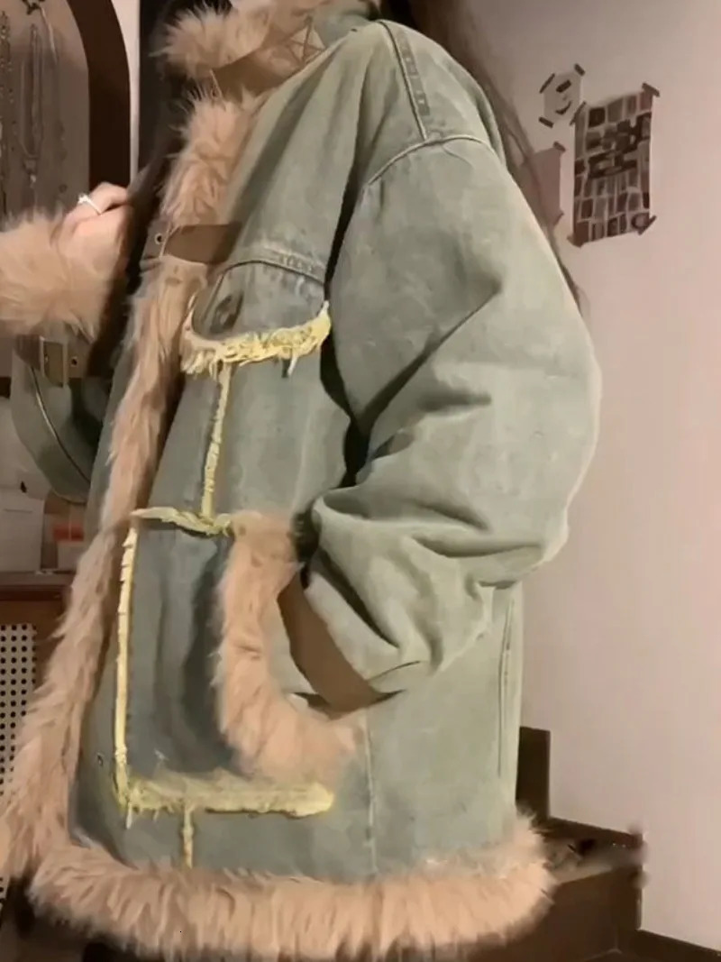High quality cotton retro style big fur collar denim jacket for women thick and loose denim jacket soft and comfortable autumn and winter 241210