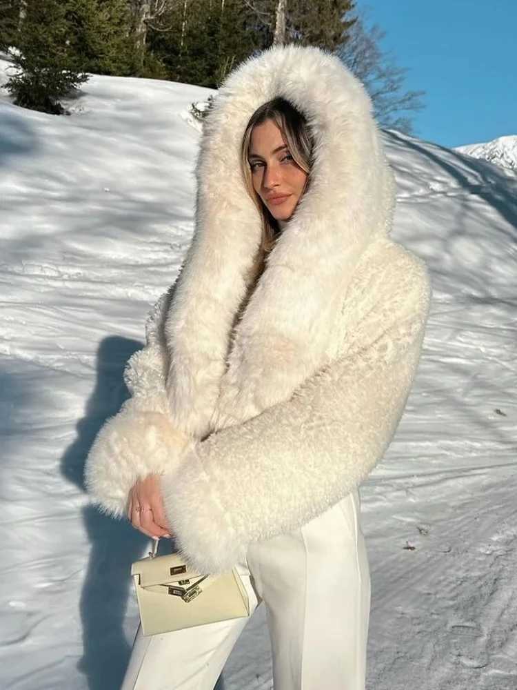 Fashionable white womens cut synthetic fur leather jacket with hood stylish thick fluffy plush short jacket winter hot womens T-shirt X241214