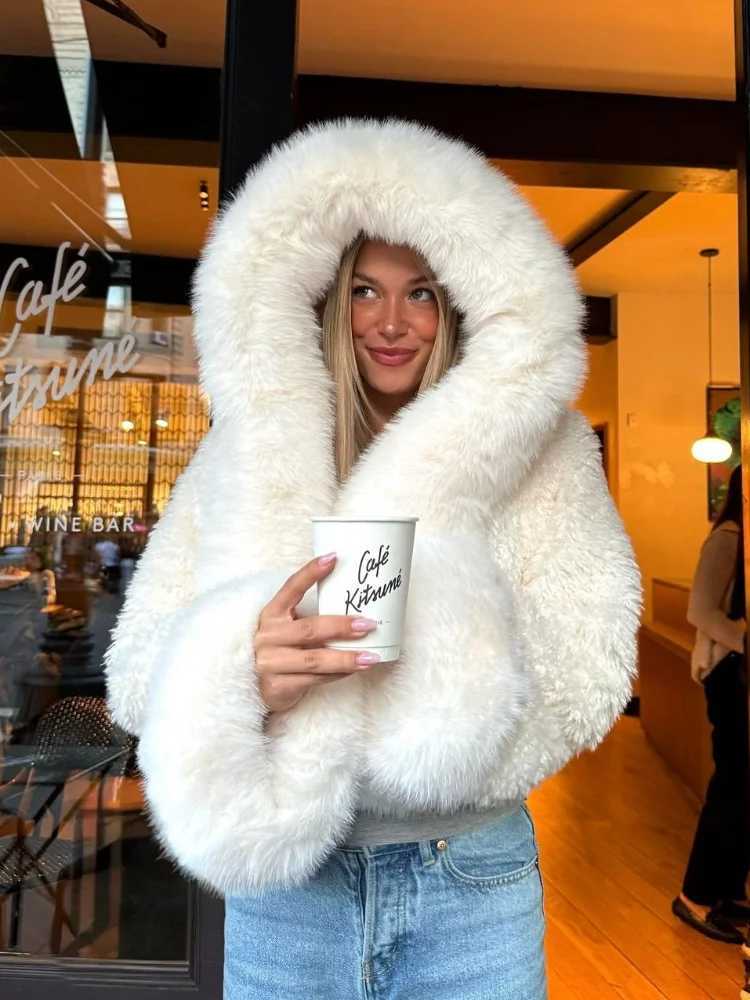 Fashionable white womens cut synthetic fur leather jacket with hood stylish thick fluffy plush short jacket winter hot womens T-shirt X241214