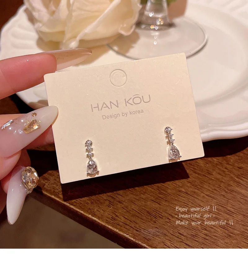Simple Temperament Teardrop-Shaped Zircon Earrings For Women Mini High-End Earrings Jewelry 241214