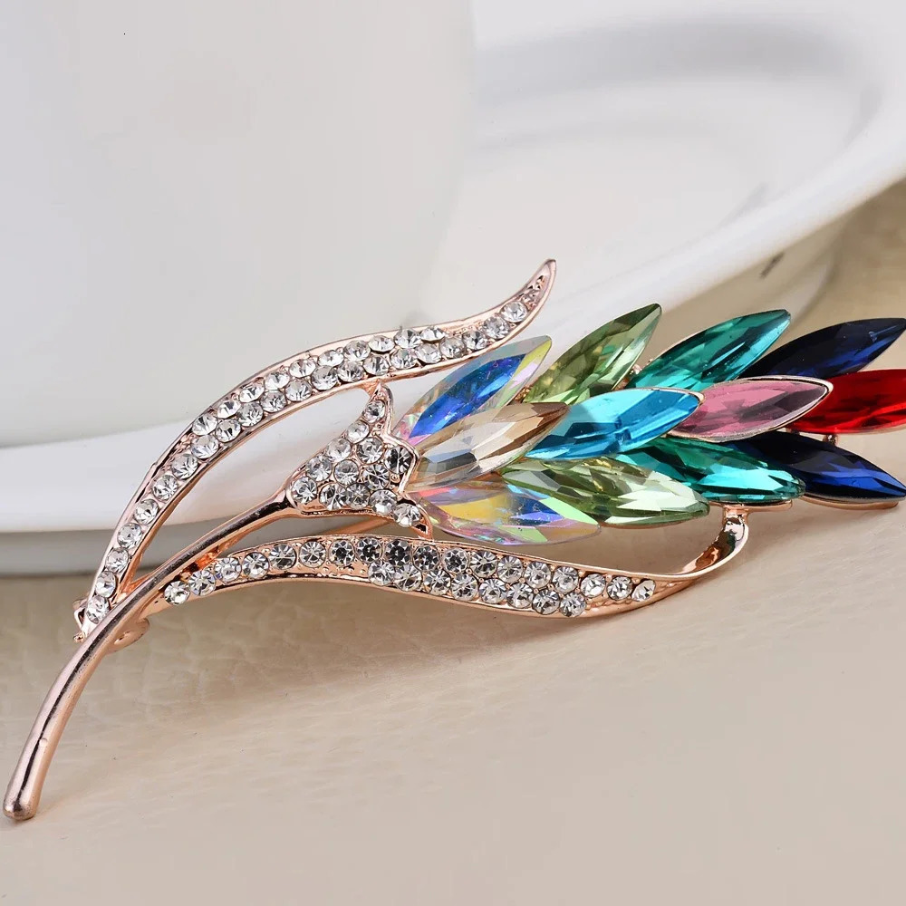 Sparkling malt elegant crystal leaf corset pin suitable for women sweater shawl jacket accessories party gifts 241210