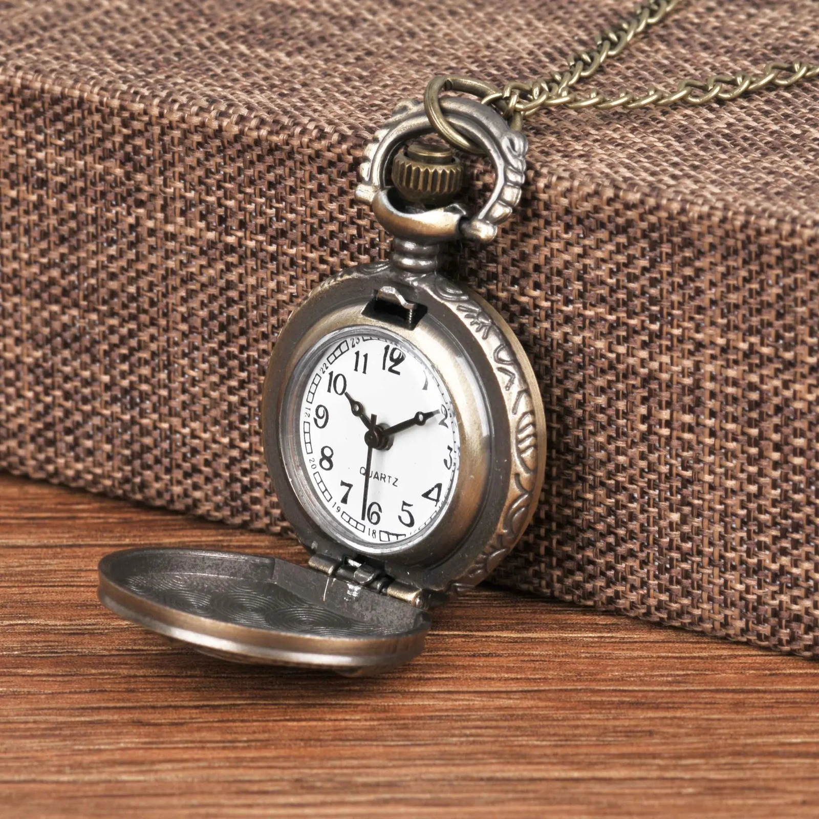 Retro Soviet Emblem Scythe Hammer Pocket Watch Necklace Bronze Pendant Chain Quartz Clock Fashion Womens Gift 241212