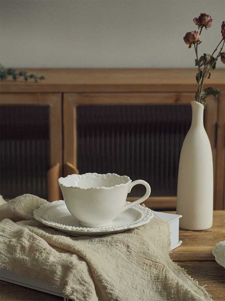 French embossed ceramic coffee cup with cutlery luxurious retro afternoon tea cup solid latte cup for home use 2-piece set Y241214