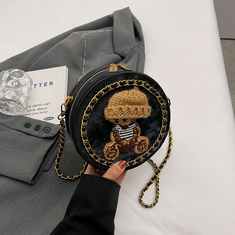 Niche high-end chain crossbody bag for women, small round cute and personalized shoulder bag, 2024 temperament versatile new trend clothing ins