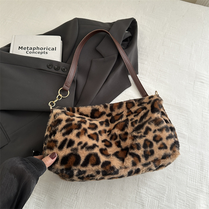 Minimalist Large Capacity 2024 New Trendy and Fashionable Leopard Pattern Tote Atmospheric Plush Shoulder Women's Bag