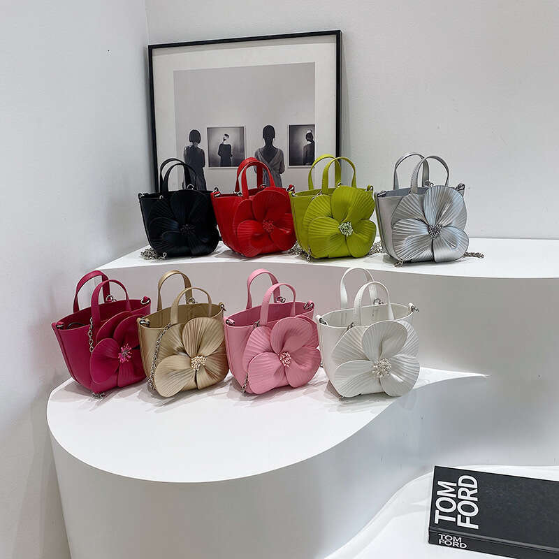 Cute small women's high-end feeg, three-dimensional wer hand-held bucket socialite banquet basket, crossbody bag, 2024 new casual versatile fashi