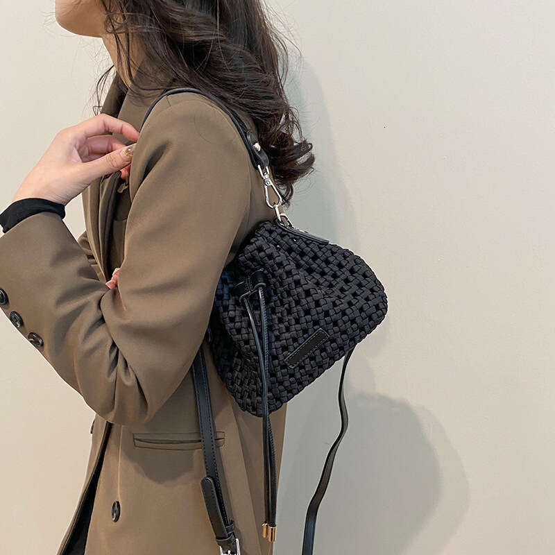 High end versatile hand-held commuting woven bag for women, popular trend water bucket vegetable basket, single shoulder crossbody bag, 2024 new style