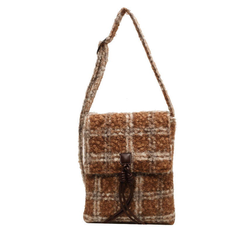 Small niche high-end handbag for women, trendy internet celebrity plaid commuting armpit Korean version artistic single shoulder crossbody bag, 2024 n