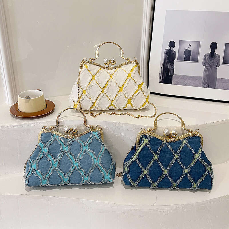 Small niche design women's style clip on shell bag, handbag, internet famous socialite shoulder crossbody bag wholesale, 2024 temperament versati