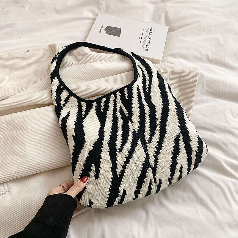 Internet celebrity niche artistic knitted for women lightweight and large capacity single shoulder armpit commuting bag wholesale 2024 temperament ver