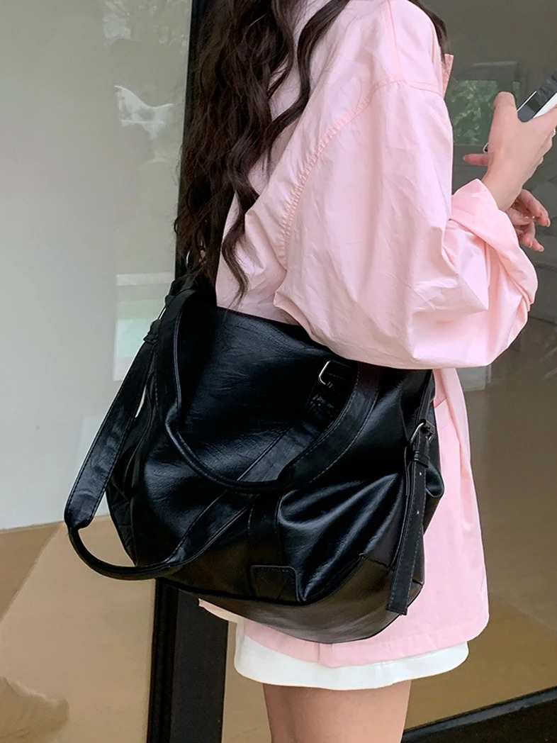Vintage large capacity womens messenger bag simple womens travel shoulder bag soft PU leather womens handbag large handbag 241213