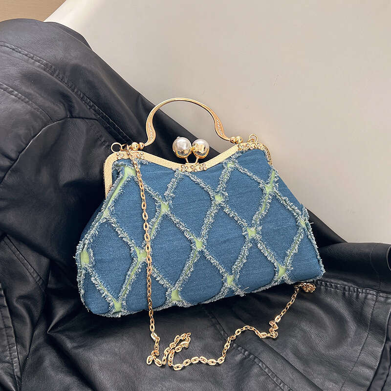 Small niche design women's style clip on shell bag, handbag, internet famous socialite shoulder crossbody bag wholesale, 2024 temperament versati