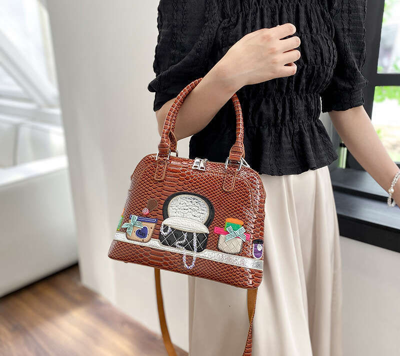 Unique niche women's European American retro patchwork embroidery handbag, high-end sense, single shoulder crossbody shell bag, 2024 new style, c