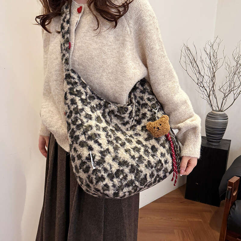 2024 autumn and winter new large capacity woolen crossbody women's versatile solid color shoulder bag, niche tote bag