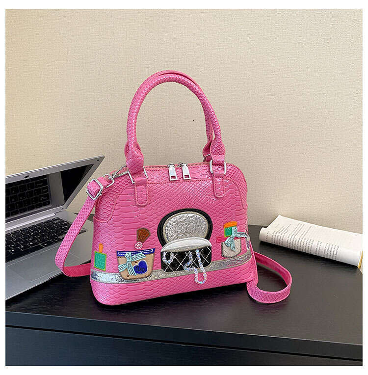 Unique niche women's European American retro patchwork embroidery handbag, high-end sense, single shoulder crossbody shell bag, 2024 new style, c