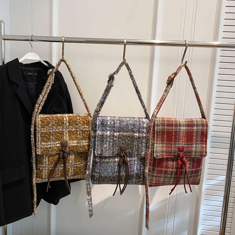 Small niche high-end handbag for women, trendy internet celebrity plaid commuting armpit Korean version artistic single shoulder crossbody bag, 2024 n