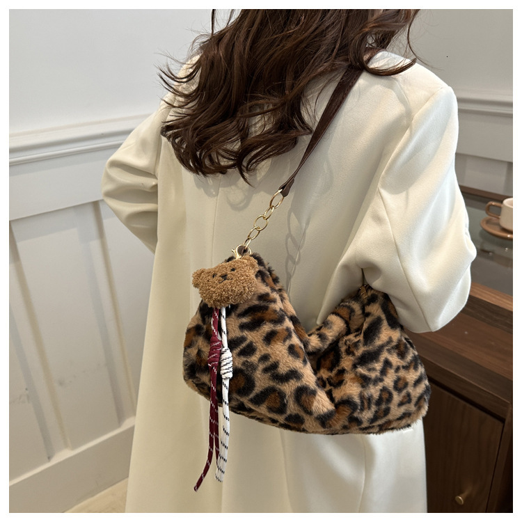 Minimalist Large Capacity 2024 New Trendy and Fashionable Leopard Pattern Tote Atmospheric Plush Shoulder Women's Bag